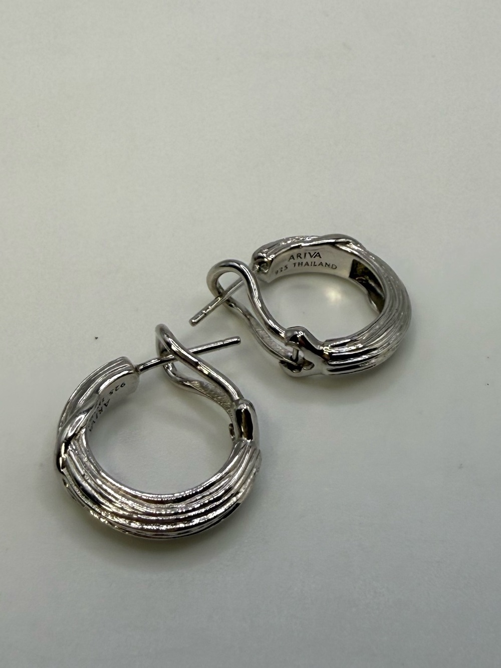 ARIVA 925 Sterling Silver Ribbed Hoop Earrings Thailand Signed 6g - Picture 4 of 5